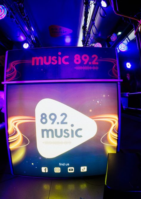 Multiplo promo stand σε event του ραδιοφωνικού σταθμού Music 89.2 μέσα στο τραμ. Το promo stand είναι φωτισμένο με έντονα LED φώτα με το λογότυπο του σταθμού Music 89.2, καθώς και εικονίδια social media.